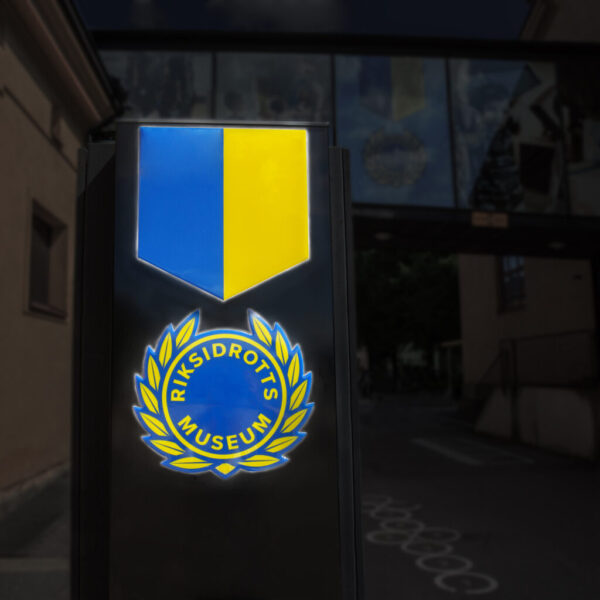 Pylonskylt i lackerad aluminium med LED-frontbelyst logotyp och epoxi-domad finish - Bild 2