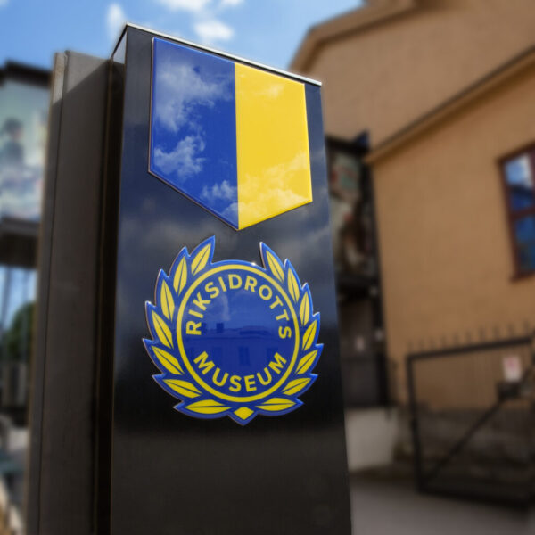 Pylonskylt i lackerad aluminium med LED-frontbelyst logotyp och epoxi-domad finish