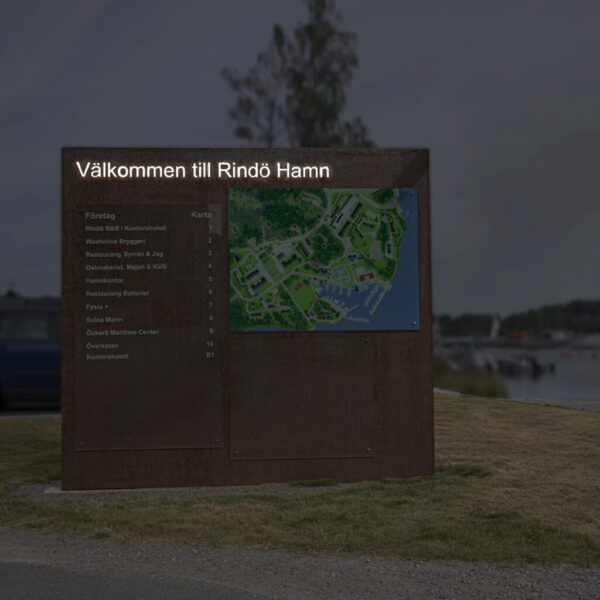 Pylonskylt i rostad corten med LED-belyst text och distansmonterade glasskyltar - Bild 2