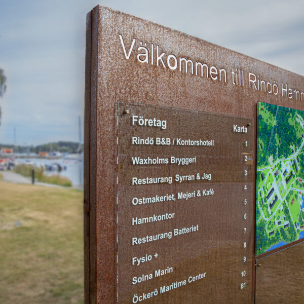 Pylonskylt i rostad corten med LED-belyst text och distansmonterade glasskyltar - Bild 4
