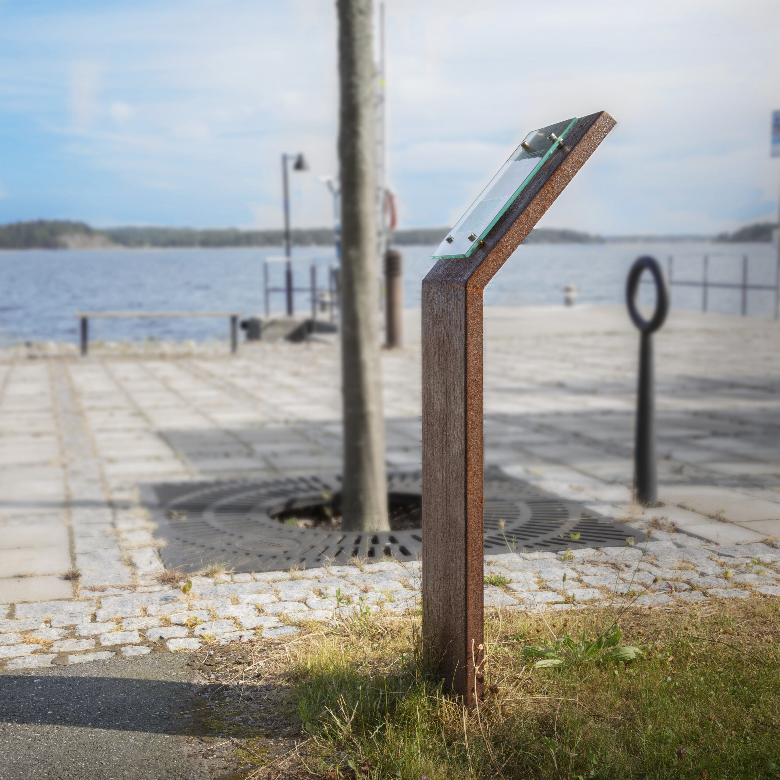 Pylonskylt i rostad corten med digitaltryckt optiwhite glasskylt