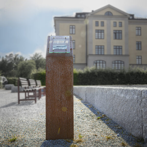 Pylonskylt i rostad corten med digitaltryckt optiwhite glasskylt - Bild 4