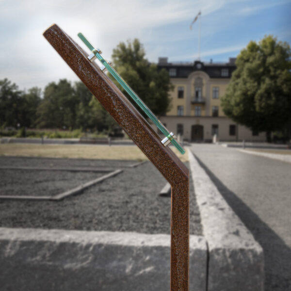 Rindö Hamn vinklad fristående informationsskylt - pylonskylt i rostad corten med härdat glas och tryckt deko - Bild 3