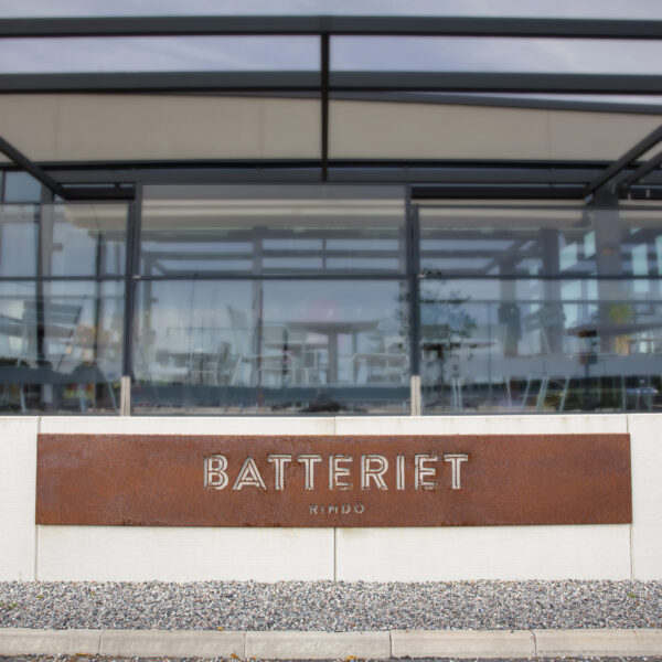 Fasadskylt i rostad corten med dekaperad logotyp - Bild 5