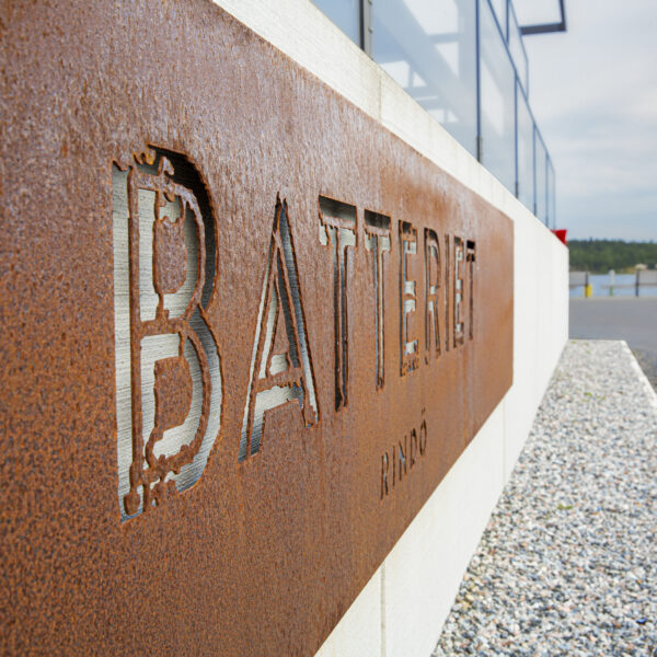 Fasadskylt i rostad corten med dekaperad logotyp - Bild 4