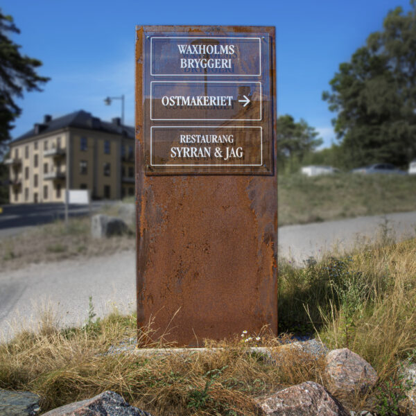 Pylonskylt i rostad corten med distansmonterad glasskylt i optiwhite - Bild 4