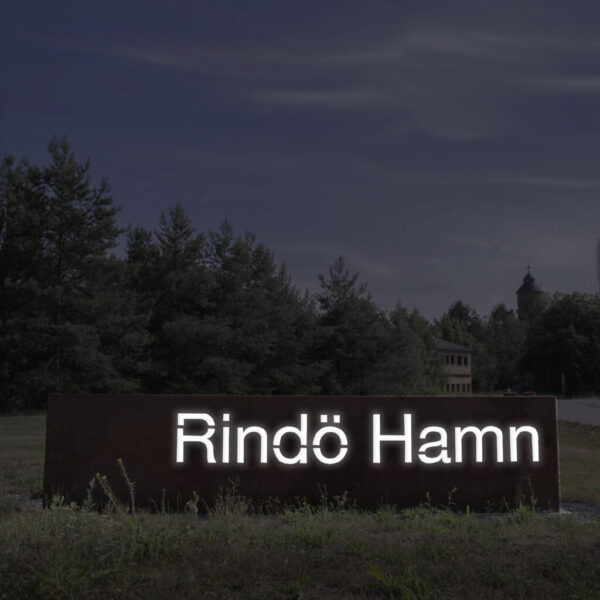 Pylonskylt i Rostad Metall – Inifrån LED-belyst med Deckaperad Design