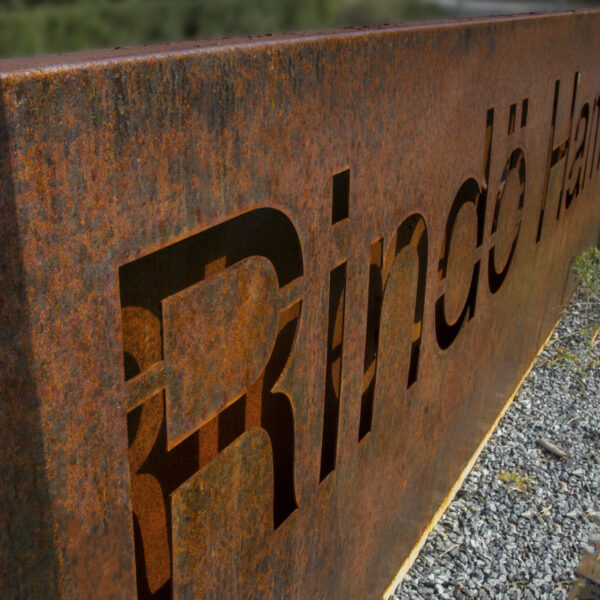 Rindö Hamn fristående pylonskylt i rostad corten med genombruten dekor och LED-belysning - Bild 4