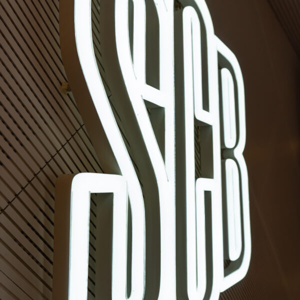 LED-Neoninstallation med formanpassad lackerad sockel och fräst transparent akryl - Bild 8