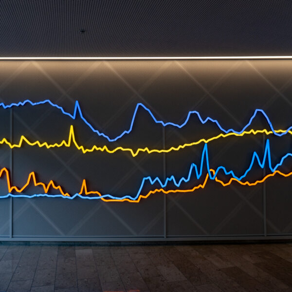 LED-Neoninstallation med formanpassad lackerad sockel och fräst transparent akryl - Bild 6