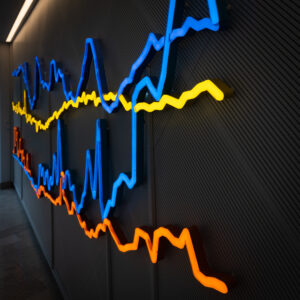 LED-Neoninstallation med formanpassad lackerad sockel och fräst transparent akryl
