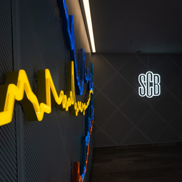 LED-Neoninstallation med formanpassad lackerad sockel och fräst transparent akryl - Bild 3