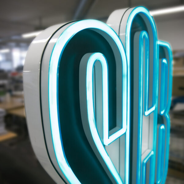 Pylonskylt i LED Neon med RGBW och fjärrstyrning på hjulförsedd bas - Bild 4