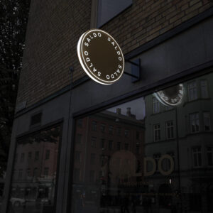 Saldo_redo_flaggskylt_guldtitanlegerad_rostfritt_inifrån_LED_belyst_1