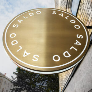 Saldo_redo_flaggskylt_guldtitanlegerad_rostfritt_inifrån_LED_belyst_3