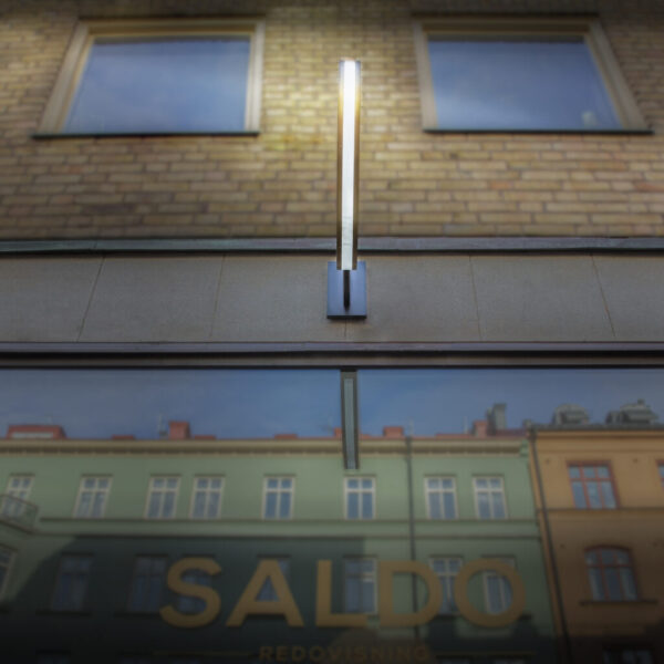 Flaggskylt i guldtitanlegerat rostfritt stål med LED-belyst midja och rund form