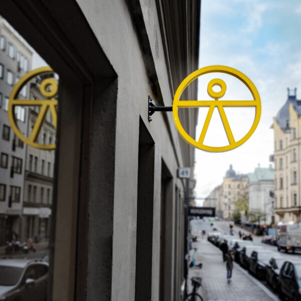 Flaggskylt i rund design med gul dekor för Samsen – en stilren och hållbar lösning som reflekterar varumärkets estetik. - Bild 4