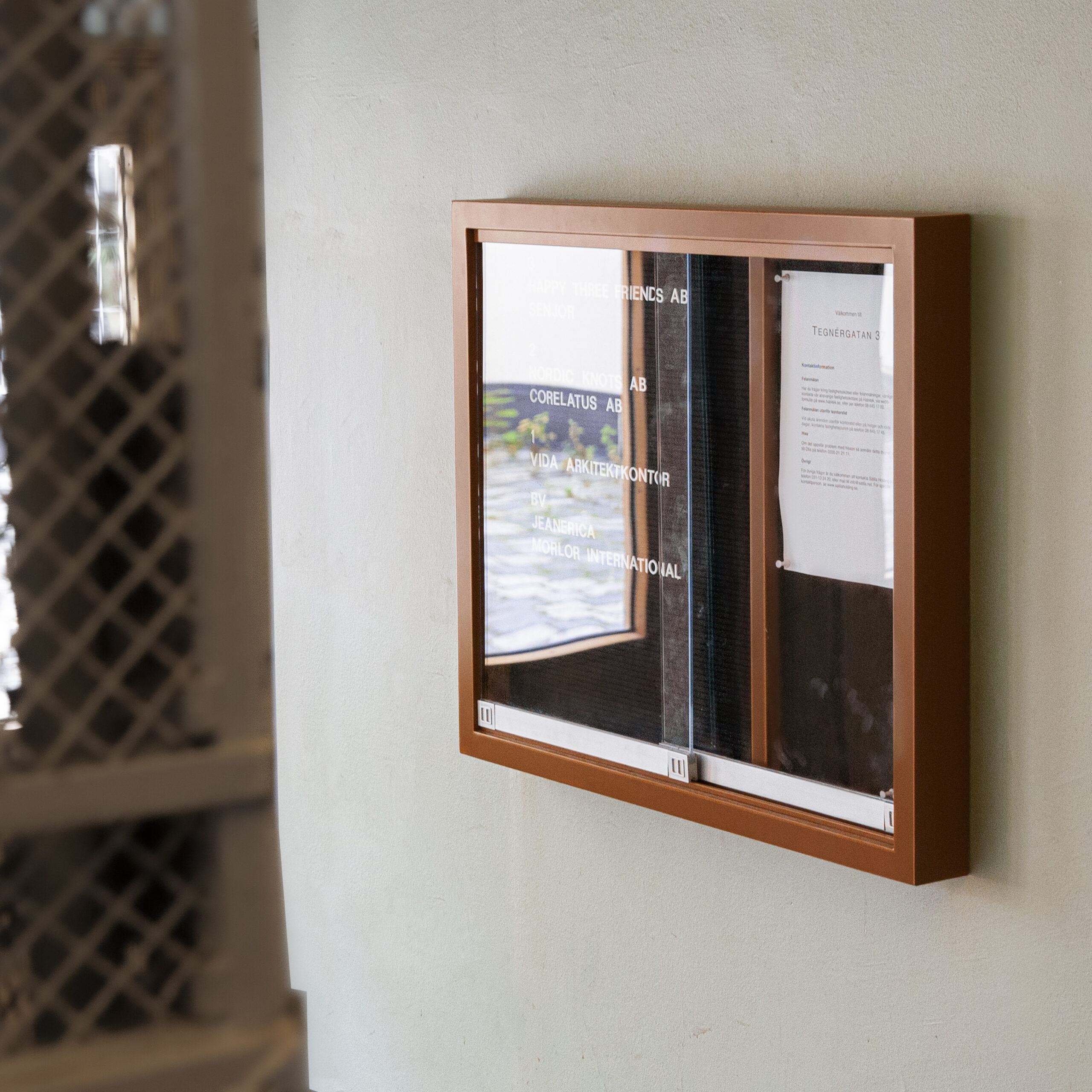 Infoskylt skyltskåp för fastighetsregister med glasdörrar, slottboard varitex och inifrån LED-belysning – retro infoskåp / menyskylt