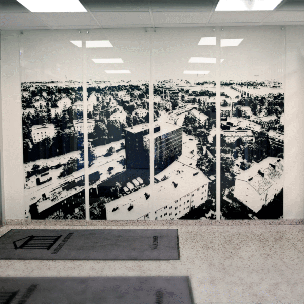 Väggmonterad akrylskylt med digitaltryckt citymönster i sepia