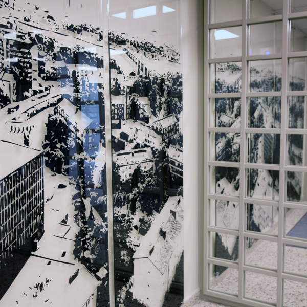 Väggmonterad akrylskylt med digitaltryckt citymönster i sepia - Bild 5