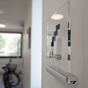 Informationsskylt i optiwhite härdat glas med vinyldekor och rostfri kantfotprofil