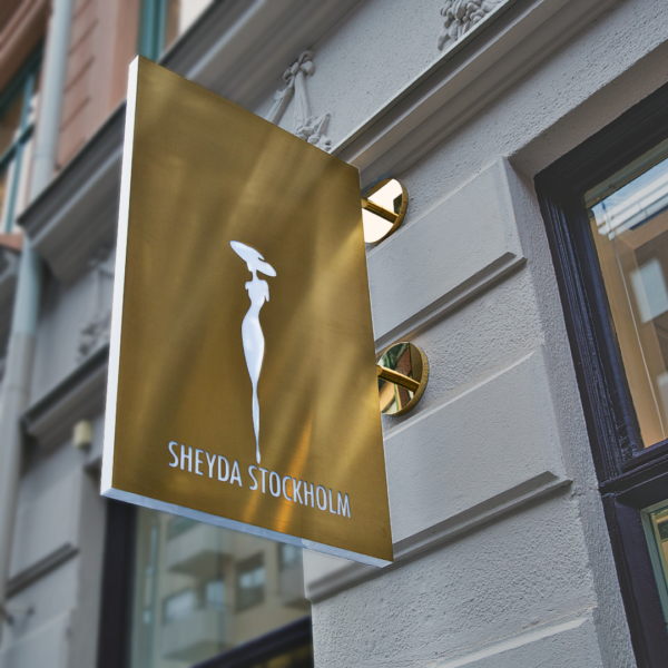 Flaggskylt med belyst midja och borstad guldtitanlegerad front samt LED-belyst dekaperad logotyp - Bild 7