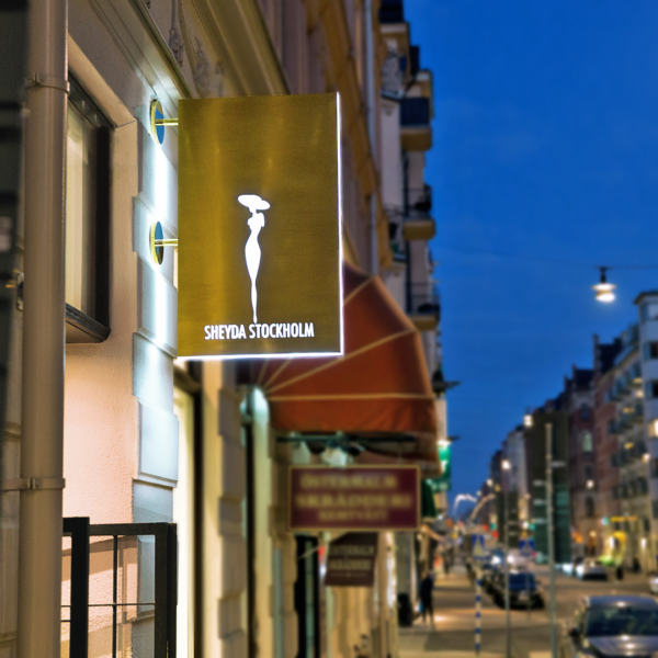 Flaggskylt med belyst midja och borstad guldtitanlegerad front samt LED-belyst dekaperad logotyp - Bild 4