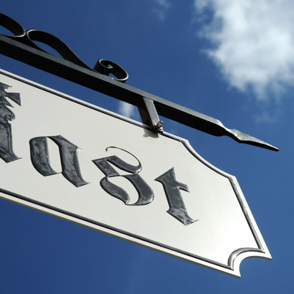 Smidesskylt med Vit Plåt & Svart Domnad Logotyp – Klassisk & Tidlös - Bild 4