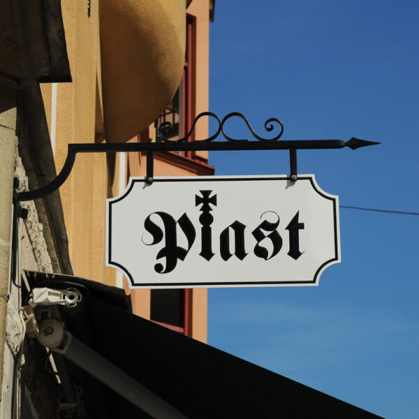 Smidesskylt med Vit Plåt & Svart Domnad Logotyp – Klassisk & Tidlös