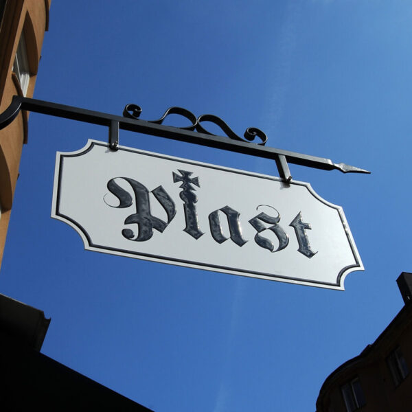 Smidesskylt med Vit Plåt & Svart Domnad Logotyp – Klassisk & Tidlös - Bild 2