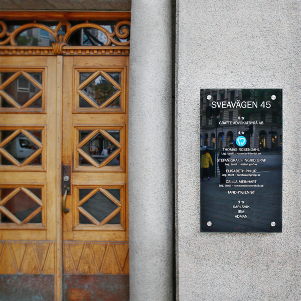Fasadskylt i härdat glas med inifrån LED-belysning, negativskuren digitaltryckt svart dekor och lysande vit text samt blå logotyp – distansmonterad - Bild 7