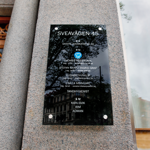 Fasadskylt i härdat glas med inifrån LED-belysning, negativskuren digitaltryckt svart dekor och lysande vit text samt blå logotyp – distansmonterad - Bild 5