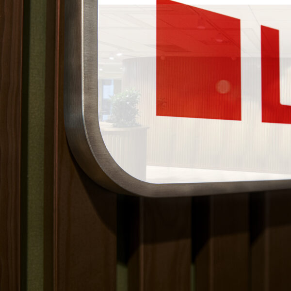 Receptionsskylt ljuslåda i rostfritt stål med LED och digitaltryckt akrylfront - Bild 4