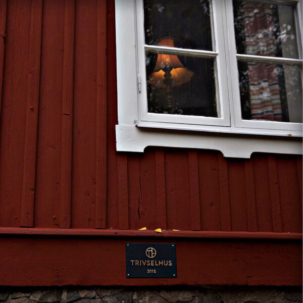 Fastighetsskylt i gjuten brons med grön botten och slipad topp - Bild 3