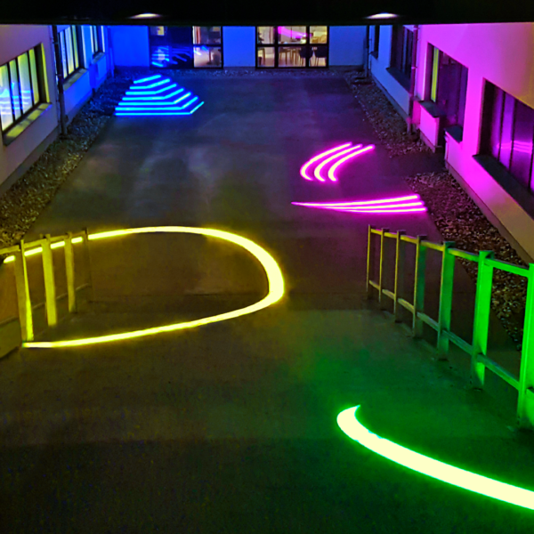 Ljusinstallation i mark med LED-belysta opalfärgade akrylformer - Bild 8
