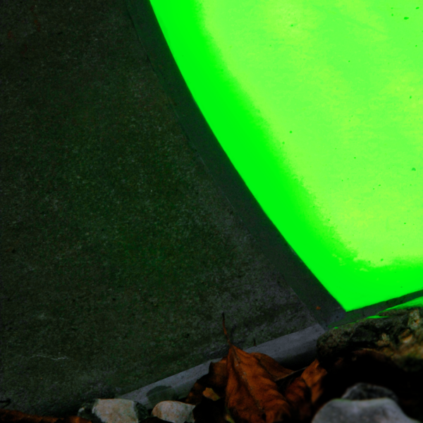 Ljusinstallation i mark med LED-belysta opalfärgade akrylformer - Bild 7