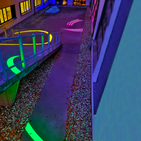 Ljusinstallation i mark med LED-belysta opalfärgade akrylformer - Bild 4