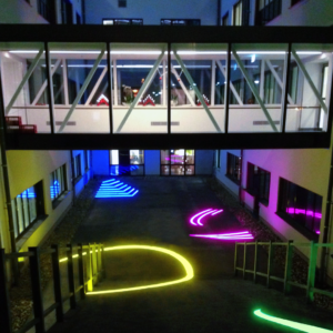 Ljusinstallation i mark med LED-belysta opalfärgade akrylformer