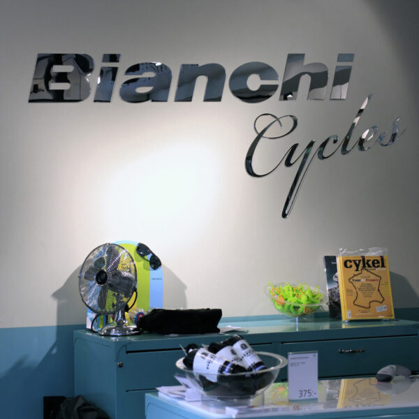 Receptionsskylt i spegelakryl med svart dekor a till Bianchi