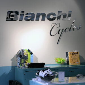 Receptionsskylt i spegelakryl med svart dekor a till Bianchi