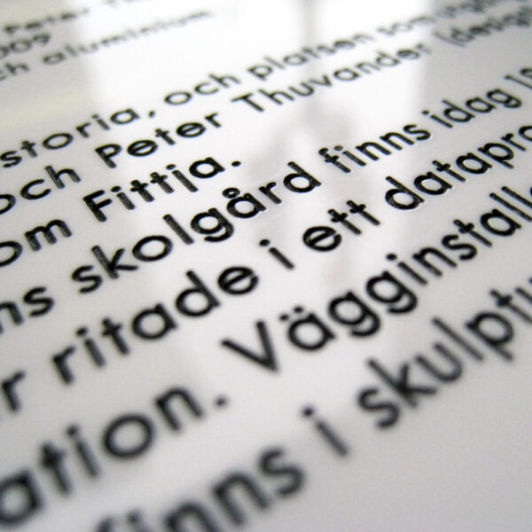 Akrylskylt i akryl med foliebokstäver för Botkyrka Kommun – en stilren och hållbar lösning som reflekterar kommunens professionalism