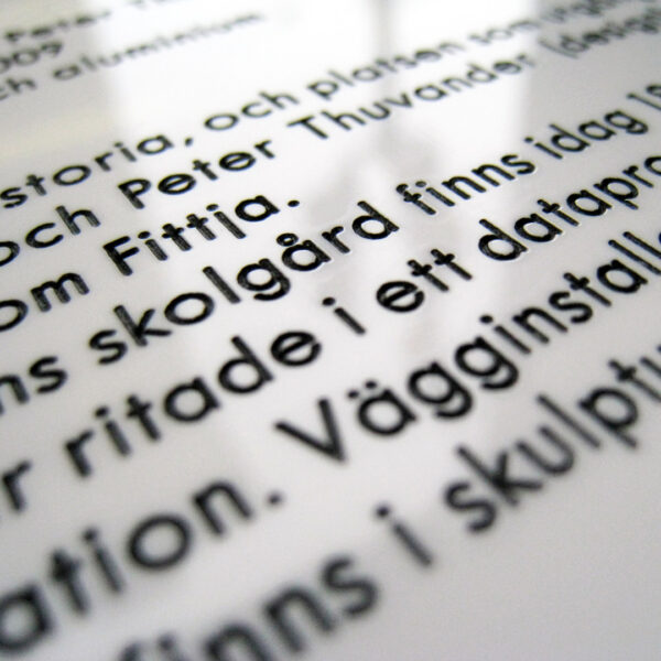Akrylskylt graverad och färgfylld i homogen vit akryl - Bild 3
