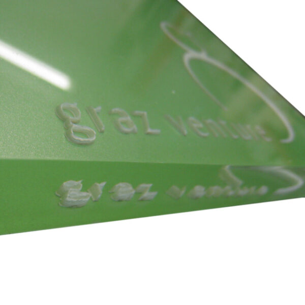 Transparent Akrylskylt med Grön Frostbakgrund & Graverad Logotyp - Bild 2