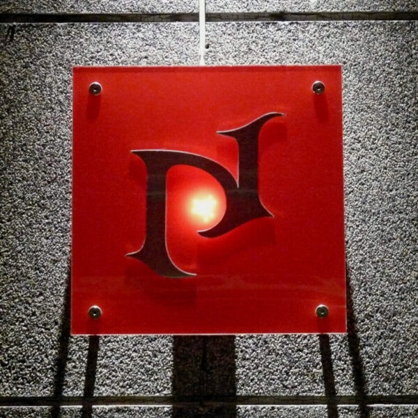 Fasadskylt i Opalröd Akryl – Rostfritt Stål med Upphöjd Logotyp Dekor & Distansmontage - Bild 2