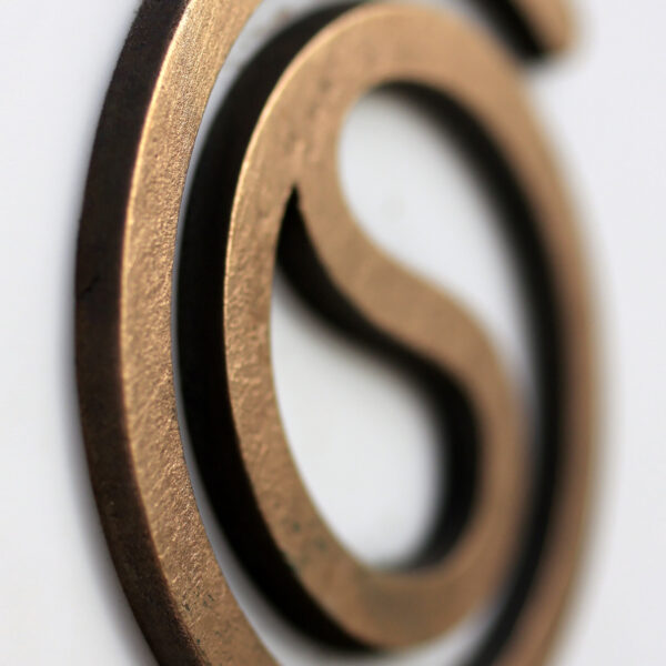 Care of Skin Fasadskylt i Homogen Vit Akryl med Gjuten Brons Logotyp & Graverad Text - Bild 5