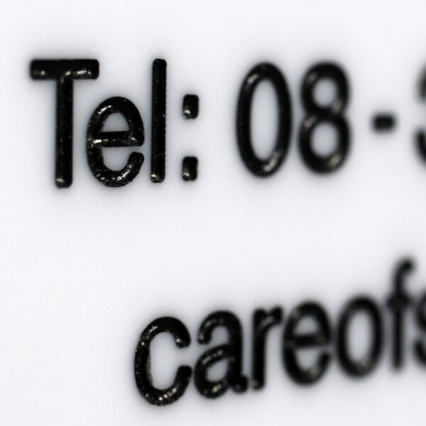 Flaggskylt i Vit Akryl med Logotyp i Gjuten Brons - Bild 7