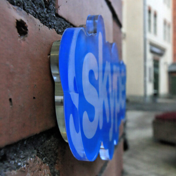 Dörrskylt i Formskuren Transparent Akryl med Digitaltryck
