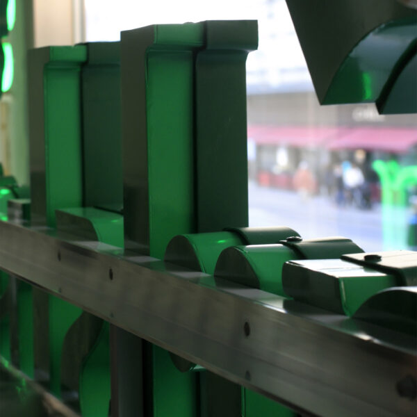 Fasadskylt i grön lackerad aluminium med förhöjd sarg, skärmningskant och grön LED-neon – monterad på insidan av fasadfönster - Bild 3