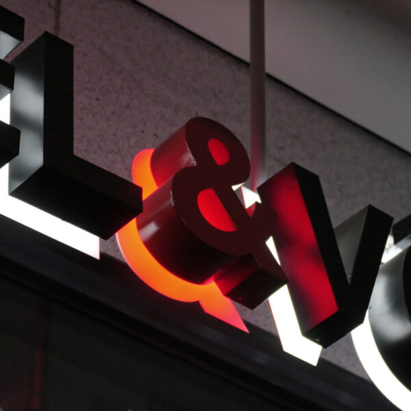 Fasadskylt i lackerad aluminium med LED-bakbelysning och reflektorplåt