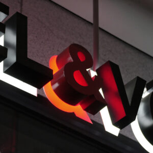 Fasadskylt i lackerad aluminium med LED-bakbelysning och reflektorplåt